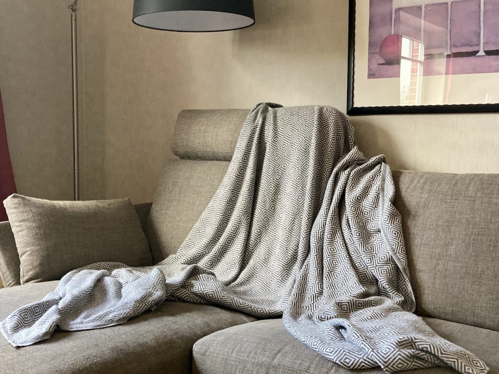 Kaschmirdecke „Hochtal“ über einem Sofa